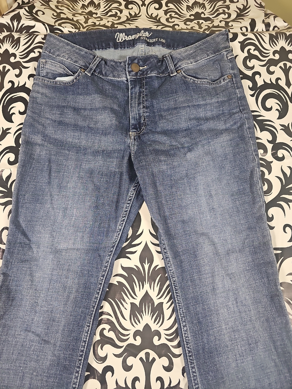 Womens Wrangler Straight Leg Jeans in Faded Blue Wash 15 X 32